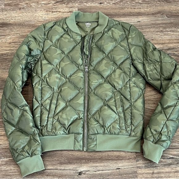 ALO Yoga Jackets & Blazers - Alo Yoga Camo Quilted Down Puffer Bomber Jacket Full Zip Womens Size Small Green